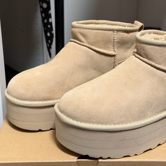 NEVER WORN UGG Cream Platform Ankle Boots - Picture 2 of 6